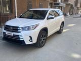 Toyota Highlander 2018 года за 11 000 000 тг. в Атырау