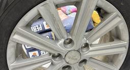 Диски с резиной R16 от камри за 165 000 тг. в Астана – фото 2