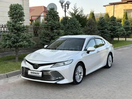 Toyota Camry 2018 года за 14 470 000 тг. в Шымкент – фото 2