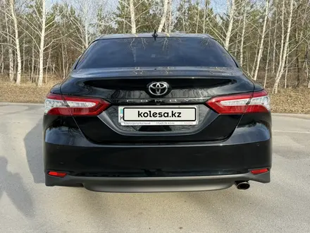 Toyota Camry 2021 года за 16 400 000 тг. в Костанай – фото 23
