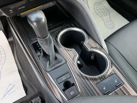 Toyota Camry 2021 года за 16 400 000 тг. в Костанай – фото 33