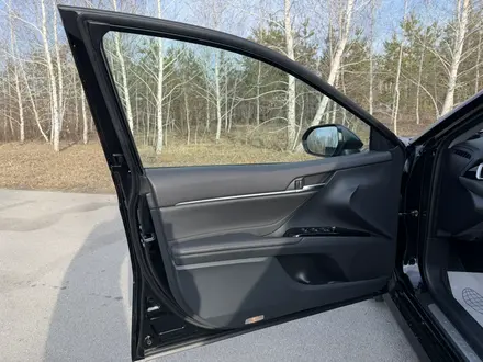 Toyota Camry 2021 года за 16 400 000 тг. в Костанай – фото 35