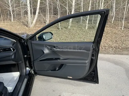 Toyota Camry 2021 года за 16 400 000 тг. в Костанай – фото 42