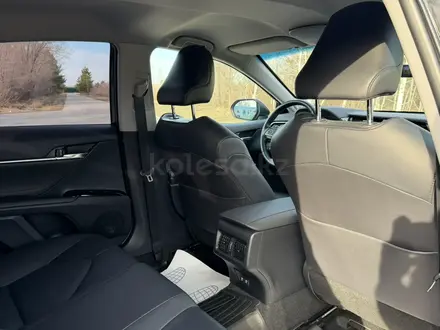 Toyota Camry 2021 года за 16 400 000 тг. в Костанай – фото 45