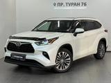 Toyota Highlander Luxe 2021 года за 28 500 000 тг. в Астана
