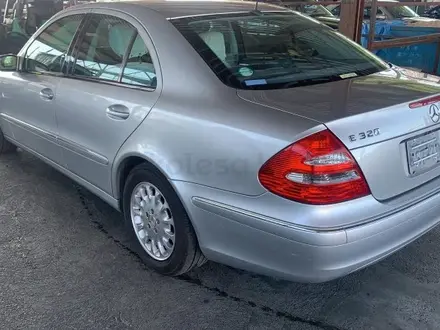 Дверь Mercedes benz W211 серебристый за 50 000 тг. в Астана – фото 2