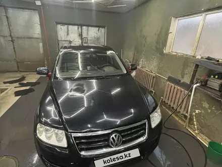 Volkswagen Touareg 2005 года за 2 800 000 тг. в Актобе