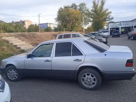 Mercedes-Benz E 220 1993 года за 2 200 000 тг. в Караганда – фото 6