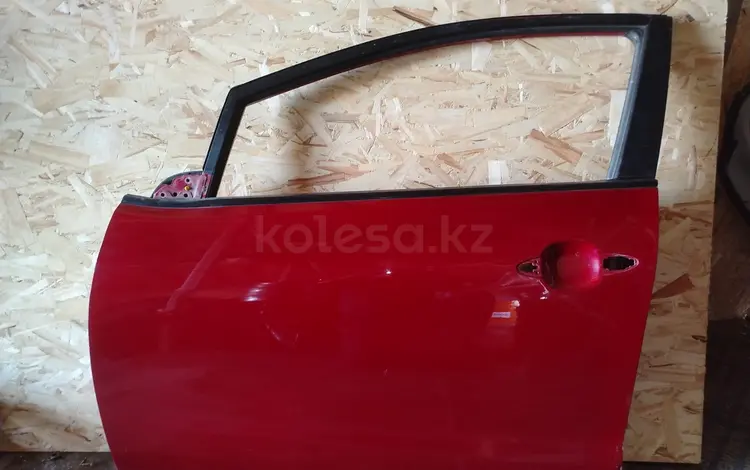 Дверь водительская передняя левая с молдингом и уплотнительной резинкой за 170 000 тг. в Астана