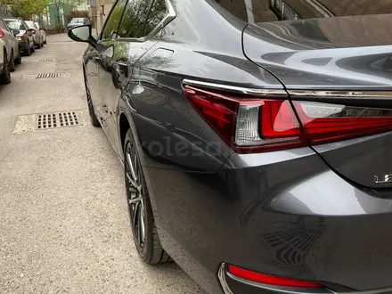 Lexus ES 250 2022 года за 34 000 000 тг. в Алматы – фото 18
