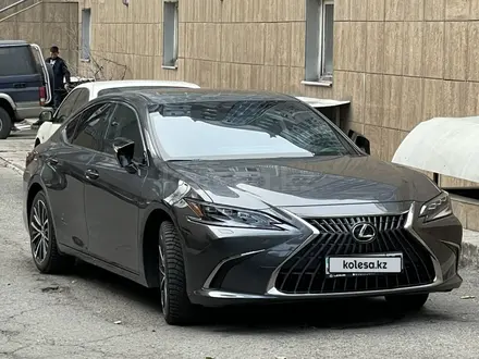 Lexus ES 250 2022 года за 34 000 000 тг. в Алматы