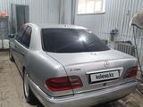 Mercedes-Benz E 280 1997 годаүшін2 600 000 тг. в Актобе – фото 2