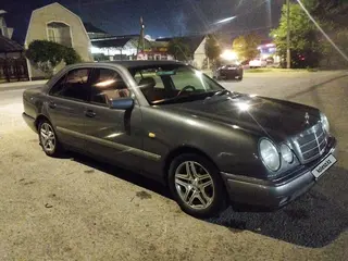 Mercedes-Benz E 240