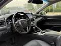 Toyota Camry 2023 года за 19 000 000 тг. в Актобе – фото 9