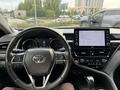 Toyota Camry 2023 года за 19 000 000 тг. в Актобе – фото 16