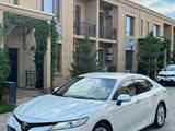 Toyota Camry 2019 года за 13 800 000 тг. в Туркестан – фото 2