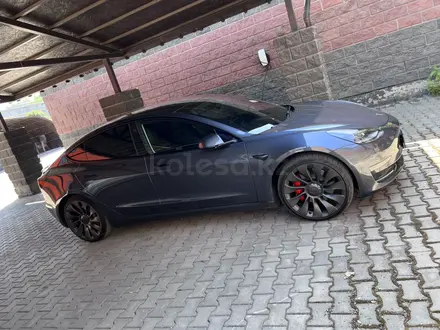 Tesla Model 3 2022 года за 18 500 000 тг. в Алматы – фото 2