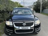 Volkswagen Touareg 2010 года за 9 500 000 тг. в Алматы – фото 2