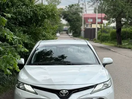 Toyota Camry 2018 года за 13 500 000 тг. в Алматы – фото 2