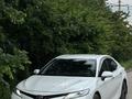Toyota Camry 2018 года за 13 500 000 тг. в Алматы