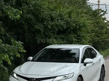 Toyota Camry 2018 года за 13 500 000 тг. в Алматы