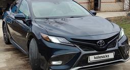 Toyota Camry 2021 года за 13 800 000 тг. в Астана – фото 2