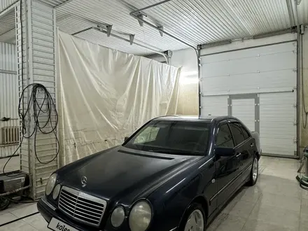 Mercedes-Benz E 320 1999 года за 3 800 000 тг. в Жанаозен – фото 2