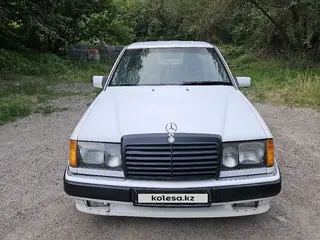 Mercedes-Benz E 230