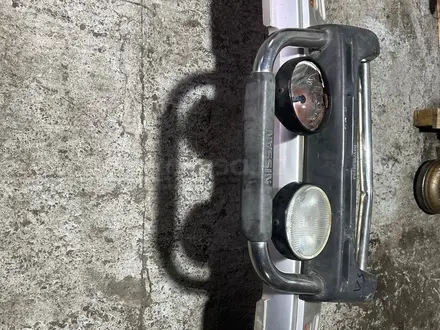 Передний бампер Nissan Mistral r20 за 120 000 тг. в Караганда – фото 4