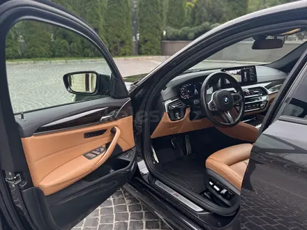 BMW 520 2021 года за 23 500 000 тг. в Алматы – фото 18