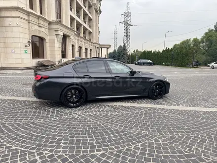 BMW 520 2021 года за 23 500 000 тг. в Алматы – фото 8