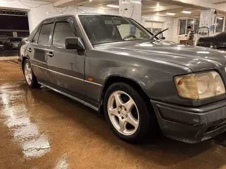 Mercedes-Benz E 220 1994 года за 2 000 000 тг. в Тараз – фото 2