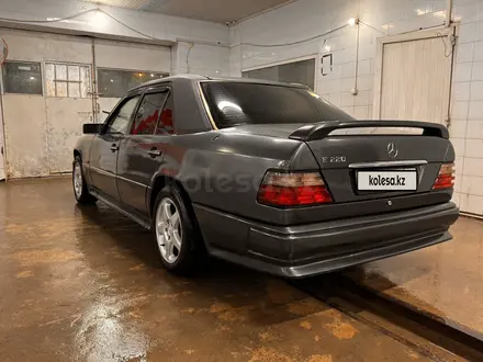 Mercedes-Benz E 220 1994 года за 2 000 000 тг. в Тараз – фото 4