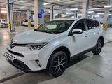 Toyota RAV4 2017 годаfor12 700 000 тг. в Астана