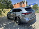 Toyota Highlander 2021 года за 21 500 000 тг. в Атырау – фото 2
