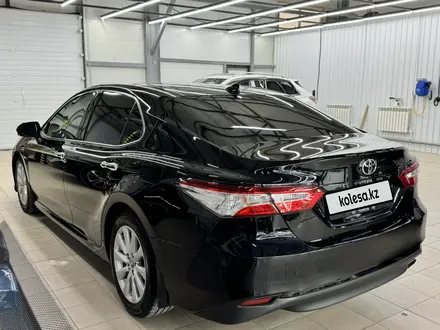 Toyota Camry 2018 года за 9 000 000 тг. в Уральск – фото 2