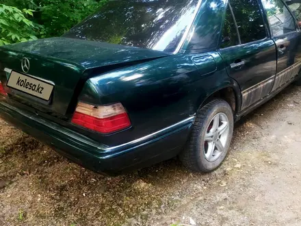 Mercedes-Benz E 200 1995 года за 650 000 тг. в Астана – фото 3