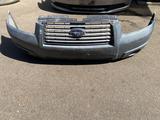 Бампер с решеткой Субару Форестер (Subaru Forester) 2005-2008 гг. за 140 000 тг. в Алматы