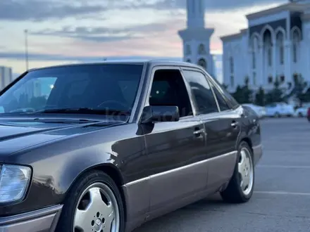 Mercedes-Benz E 220 1993 года за 2 400 000 тг. в Астана – фото 2