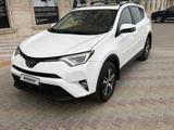 Toyota RAV4 2017 года за 9 700 000 тг. в Актау