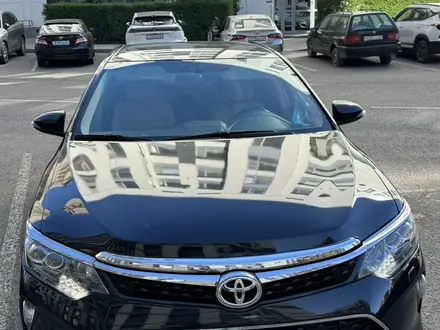 Toyota Camry 2017 года за 11 200 000 тг. в Актобе – фото 2