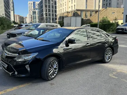 Toyota Camry 2017 года за 11 200 000 тг. в Актобе – фото 3