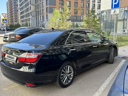 Toyota Camry 2017 года за 11 200 000 тг. в Актобе – фото 5
