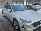 Hyundai Sonata 2022 годаfor11 800 000 тг. в Астана – фото 2