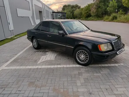 Mercedes-Benz E 260 1990 года за 1 100 000 тг. в Караганда – фото 2