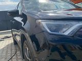 Toyota RAV4 2018 годаүшін8 800 000 тг. в Актобе – фото 3