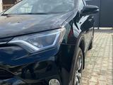 Toyota RAV4 2018 годаүшін8 800 000 тг. в Актобе – фото 2