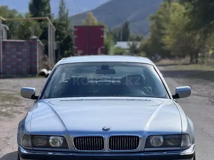 BMW 735 1998 года за 3 000 000 тг. в Алматы