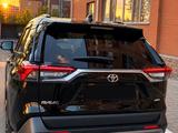 Toyota RAV4 2020 года за 14 700 000 тг. в Караганда – фото 2