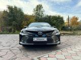 Toyota Camry 2021 года за 15 300 000 тг. в Астана – фото 2